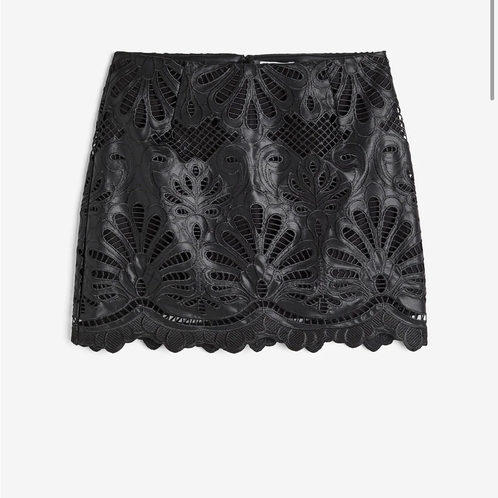H& M A/W 2023
EYELET EMBROIDERY MINI SKIRT